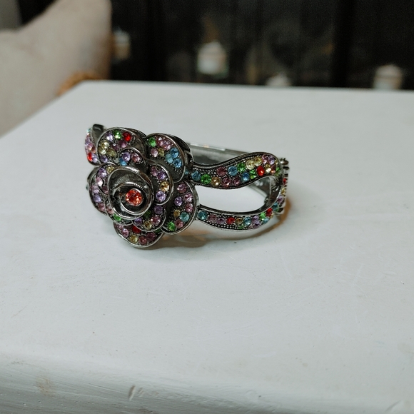 ANTIQUE 3D FLORAL RHINESTONE HINGED BANGLE BRACELET, MULTI-COLOR SILVER TONE - Picture 4 of 8